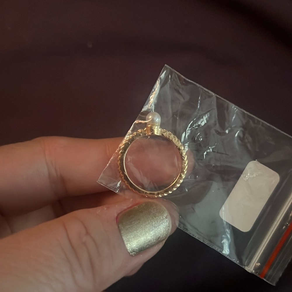 Gold ring  with a pearl size 6